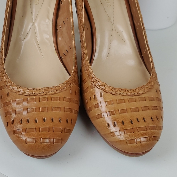 Andrew Geller, tan high heels. - Picture 3 of 7